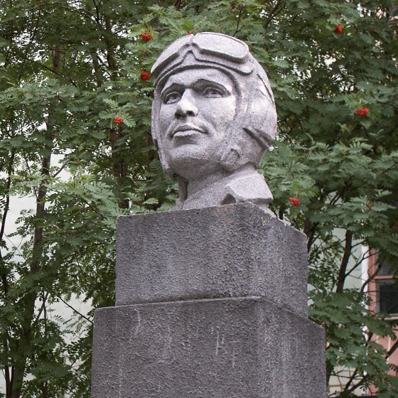 Бюст дважды Героя Советского Союза Б. Ф. Сафонова