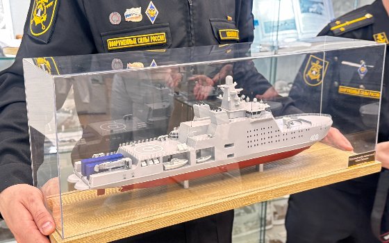 Передан макет корабля